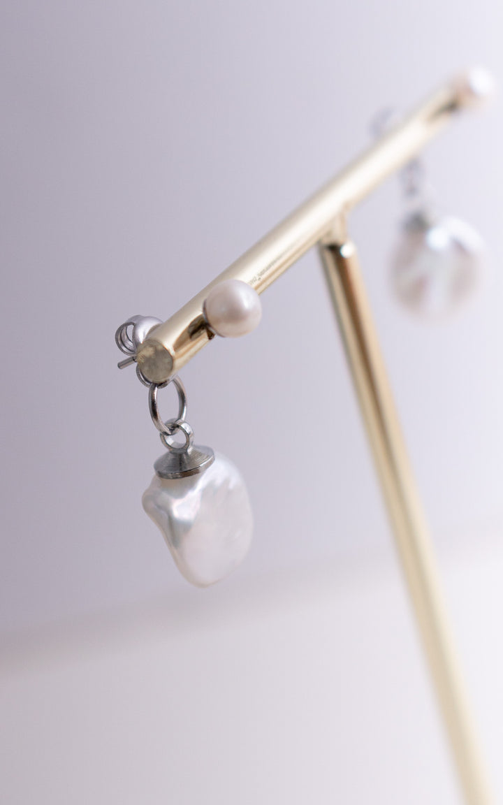 Boucles d’oreilles veste avec perle baroque et perle ronde en acier inoxydable — design double face élégant