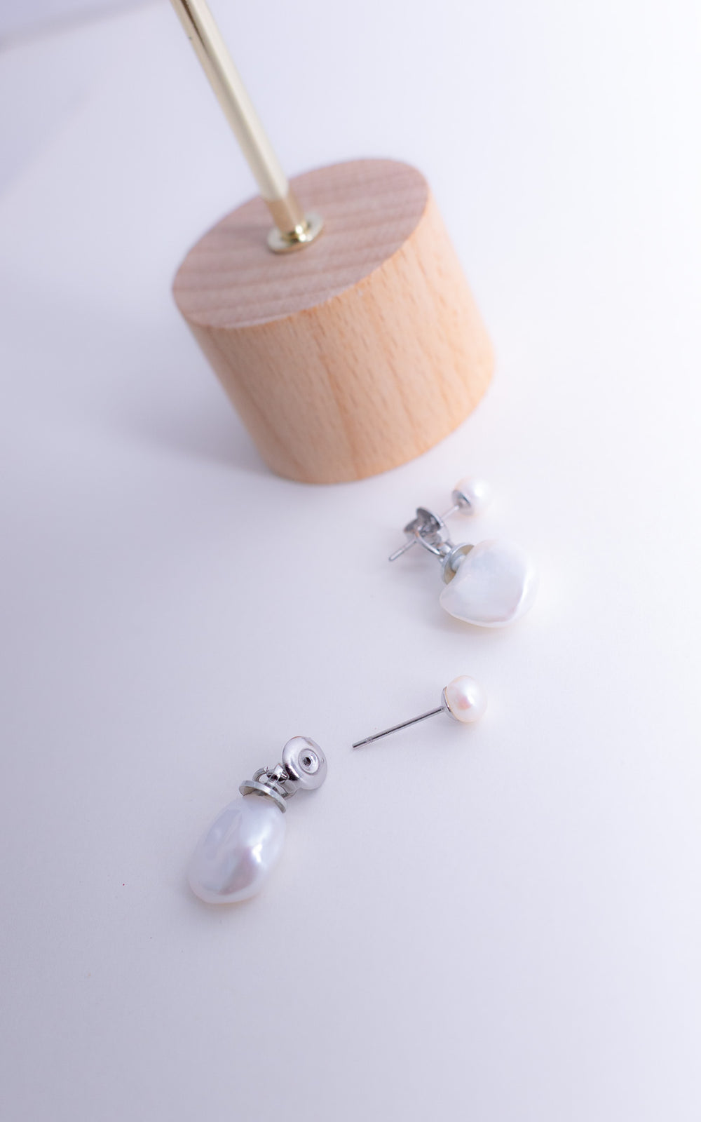 Boucles d’oreilles veste avec perle baroque et perle ronde, présentées démontées avec support en bois, design double face élégant