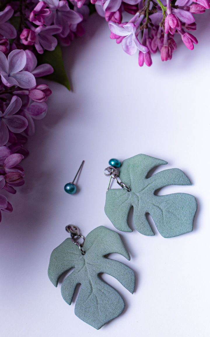 Boucles MAUI Lagoon inspirées de la feuille Monstera avec perles turquoise et design ultraléger fabriqué au Québec