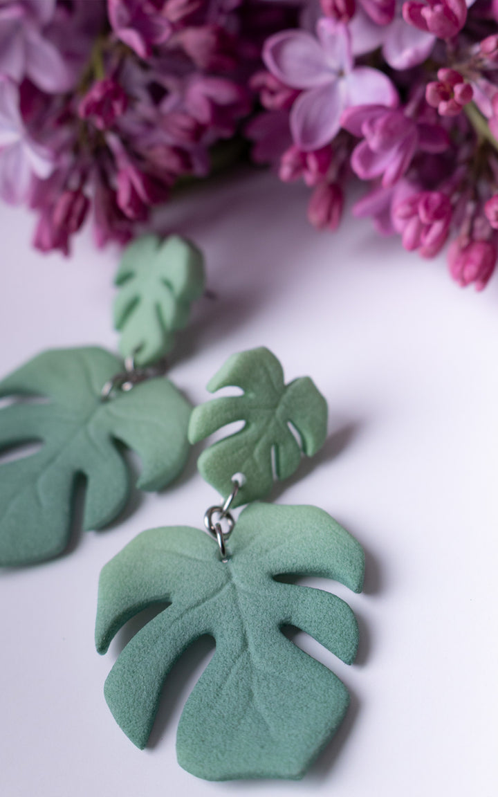 Boucles d’oreilles MAUI Duo Monstera vert sauge ultralégères avec fleurs lilas