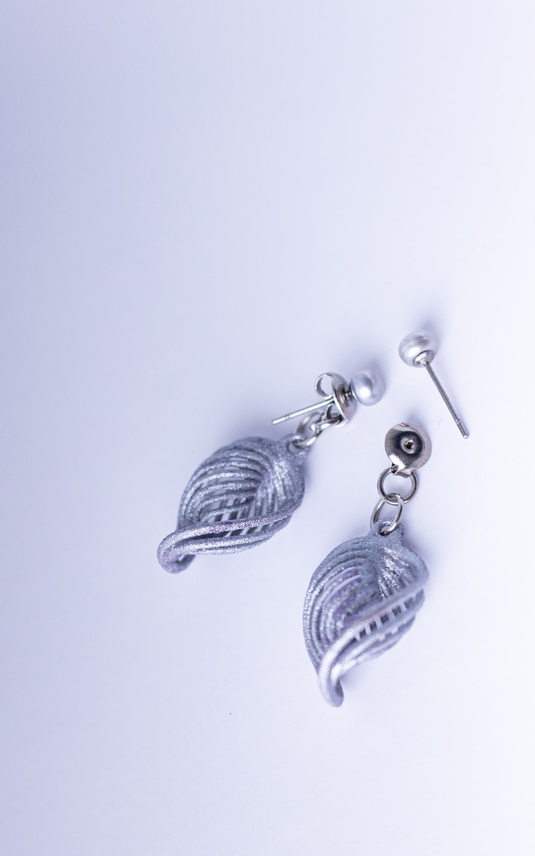 Boucles d’oreilles NEBULA &amp; Perle argentées en nylon recyclé imprimé 3D avec perles argent et attache papillon ultralégère fabriquée au Québec