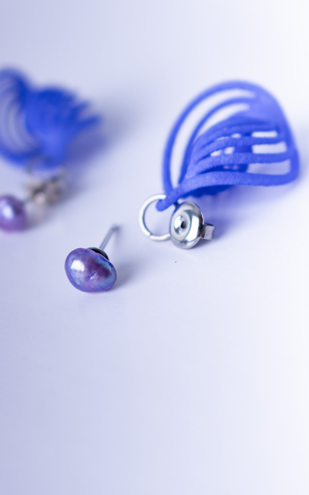 Boucles d’oreilles NEBULA &amp; Perle bleu électrique en nylon recyclé imprimé 3D avec perles violettes et attache papillon ultralégère fabriquée au Québec