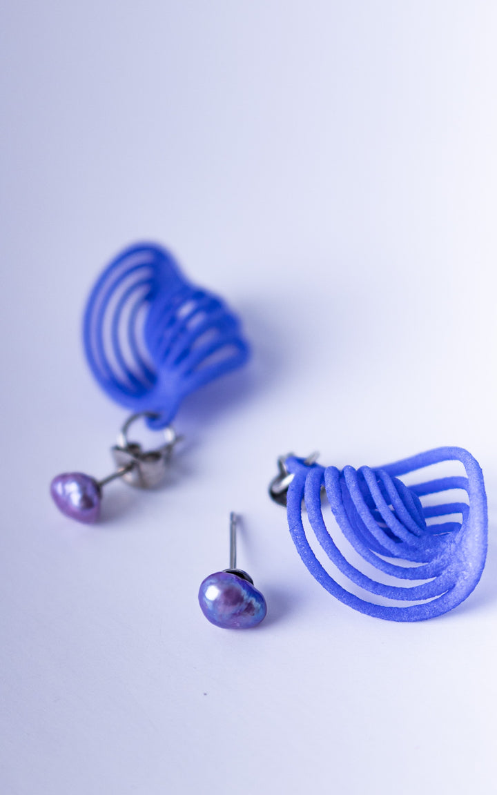 Boucles d’oreilles NEBULA &amp; Perle bleu électrique en nylon recyclé imprimé 3D avec perles violettes et design sculptural ultraléger fabriqué au Québec