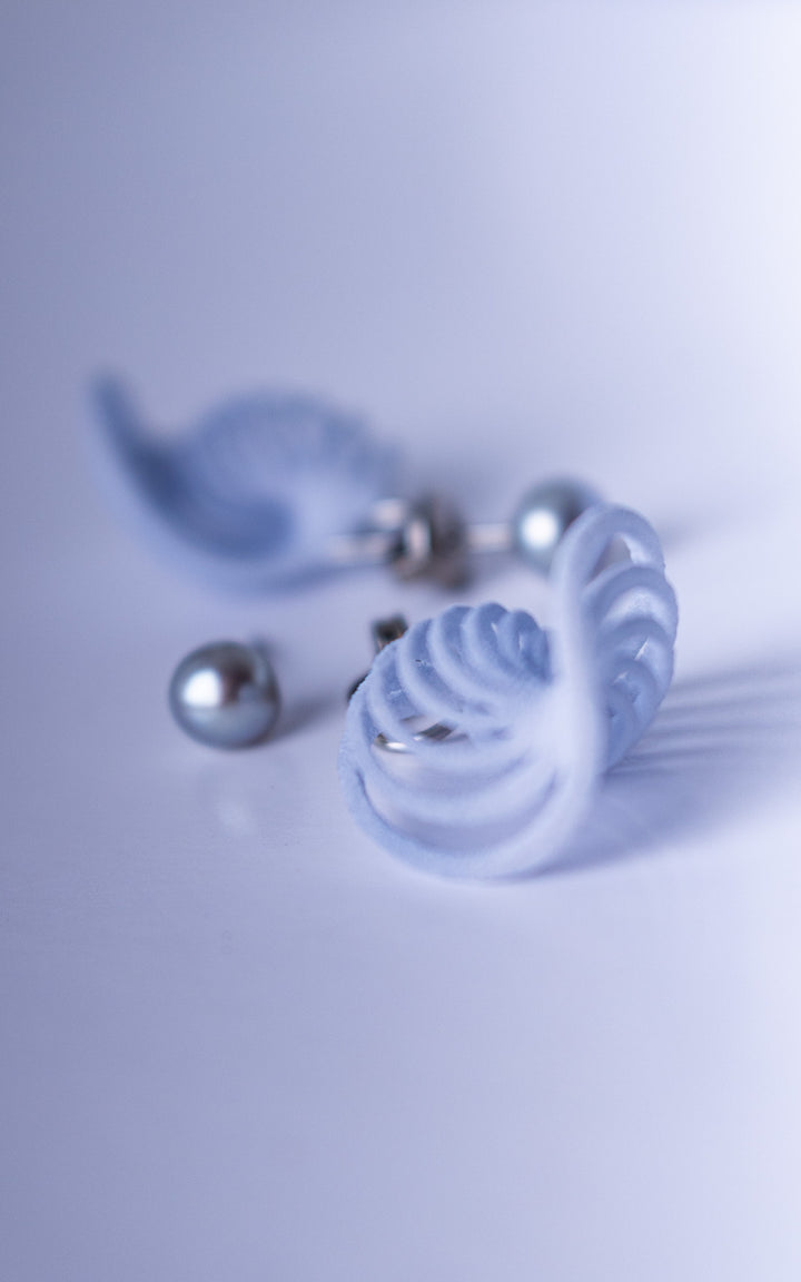 Boucles d’oreilles NEBULA &amp; Perle bleu glacier en nylon recyclé imprimé 3D avec perles argentées et structure spirale sculpturale ultralégère