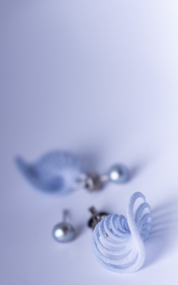 Boucles d’oreilles NEBULA &amp; Perle bleu glacier en nylon recyclé imprimé 3D avec perles argentées et design sculptural ultraléger fabriqué au Québec