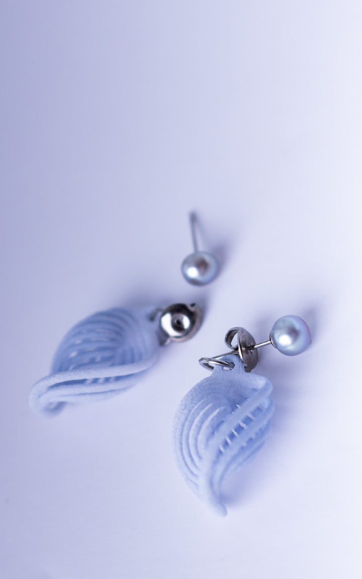 Boucles d’oreilles NEBULA &amp; Perle bleu pâle en nylon recyclé imprimé 3D avec perles bleutées et attache papillon ultralégère fabriquée au Québec