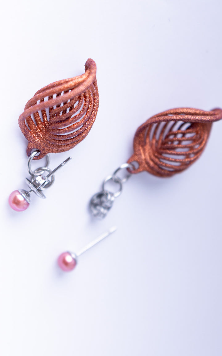 Boucles d’oreilles NEBULA &amp; Perle cuivre rosé métallisé en nylon recyclé imprimé 3D avec perles roses et attache papillon ultralégère