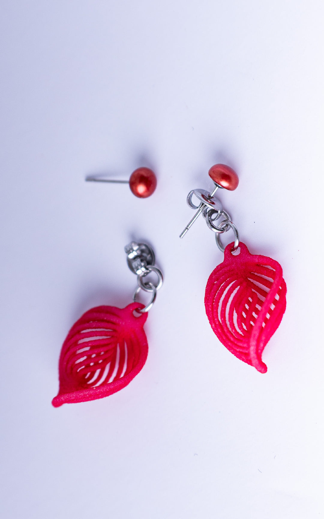 Boucles d’oreilles NEBULA &amp; Perle fuchsia en nylon recyclé imprimé 3D avec perles rouges et attache arrière ultralégère fabriquée au Québec