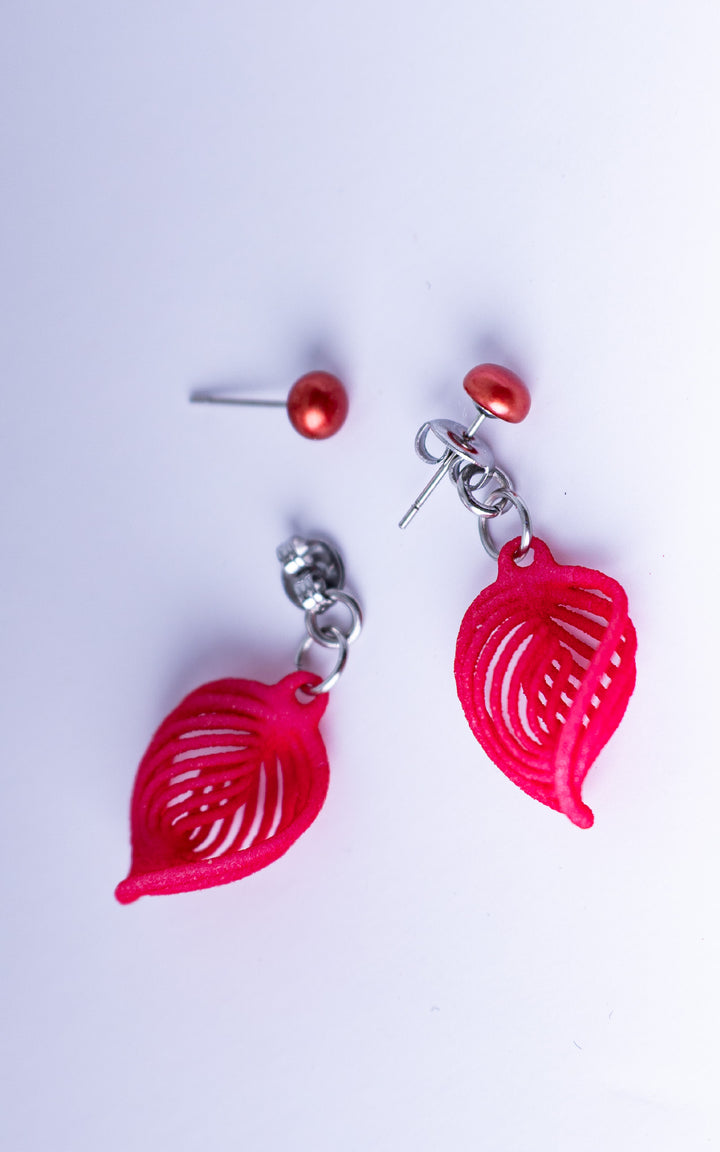 Boucles d’oreilles NEBULA &amp; Perle fuchsia en nylon recyclé imprimé 3D avec perles rouges et attache arrière ultralégère fabriquée au Québec