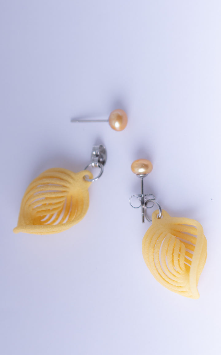 Boucles d’oreilles NEBULA &amp; Perle jaunes en nylon recyclé imprimé 3D avec perles d’eau douce – design ultraléger fabriqué au Québec