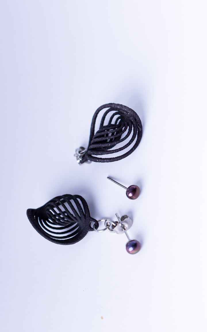 Boucles d’oreilles NEBULA &amp; Perle noires en nylon recyclé imprimé 3D avec perles violettes et spirale sculpturale ultralégère fabriquée au Québec