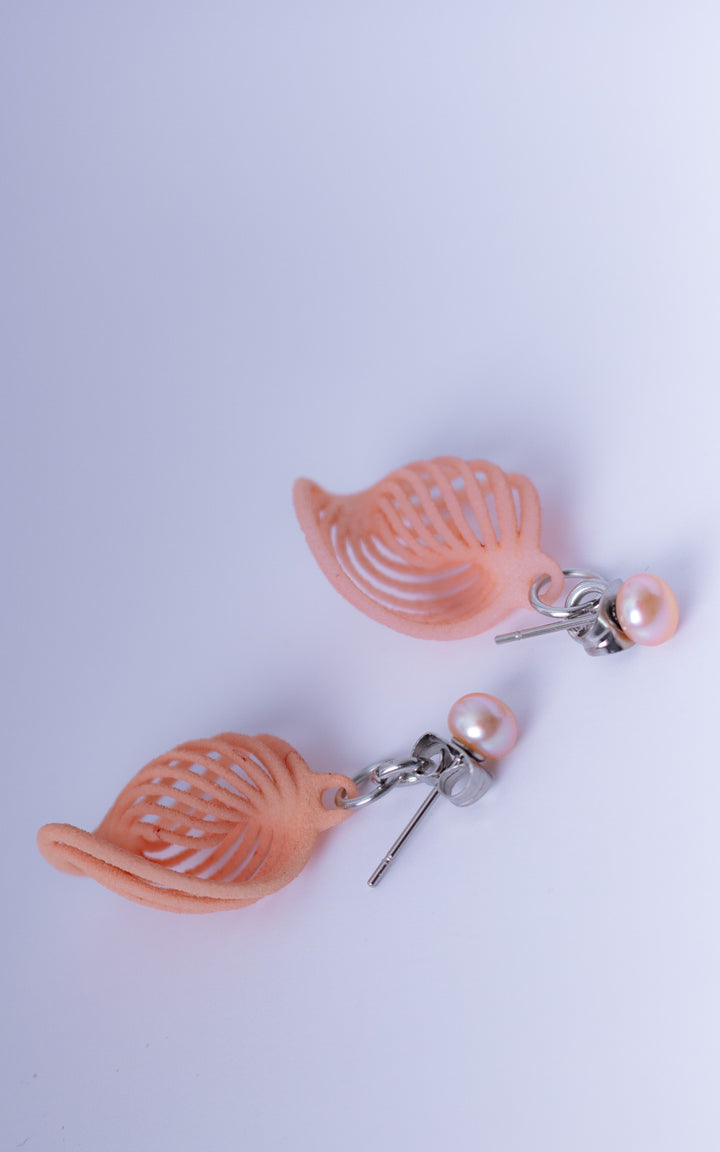 Boucles d’oreilles NEBULA &amp; Perle rose pêche en nylon recyclé imprimé 3D avec perles d’eau douce et attache papillon sculpturale ultralégère