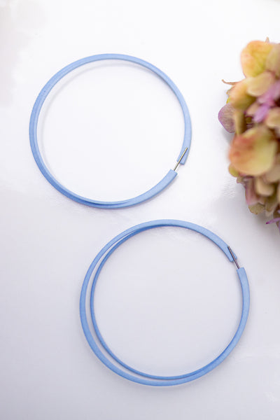 Larges anneaux d'oreilles couleur bleu pale de la collection Vox & oZ bijoux impression 3D québec