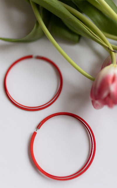Larges anneaux d'oreilles couleur rouge de la collection Vox & Oz