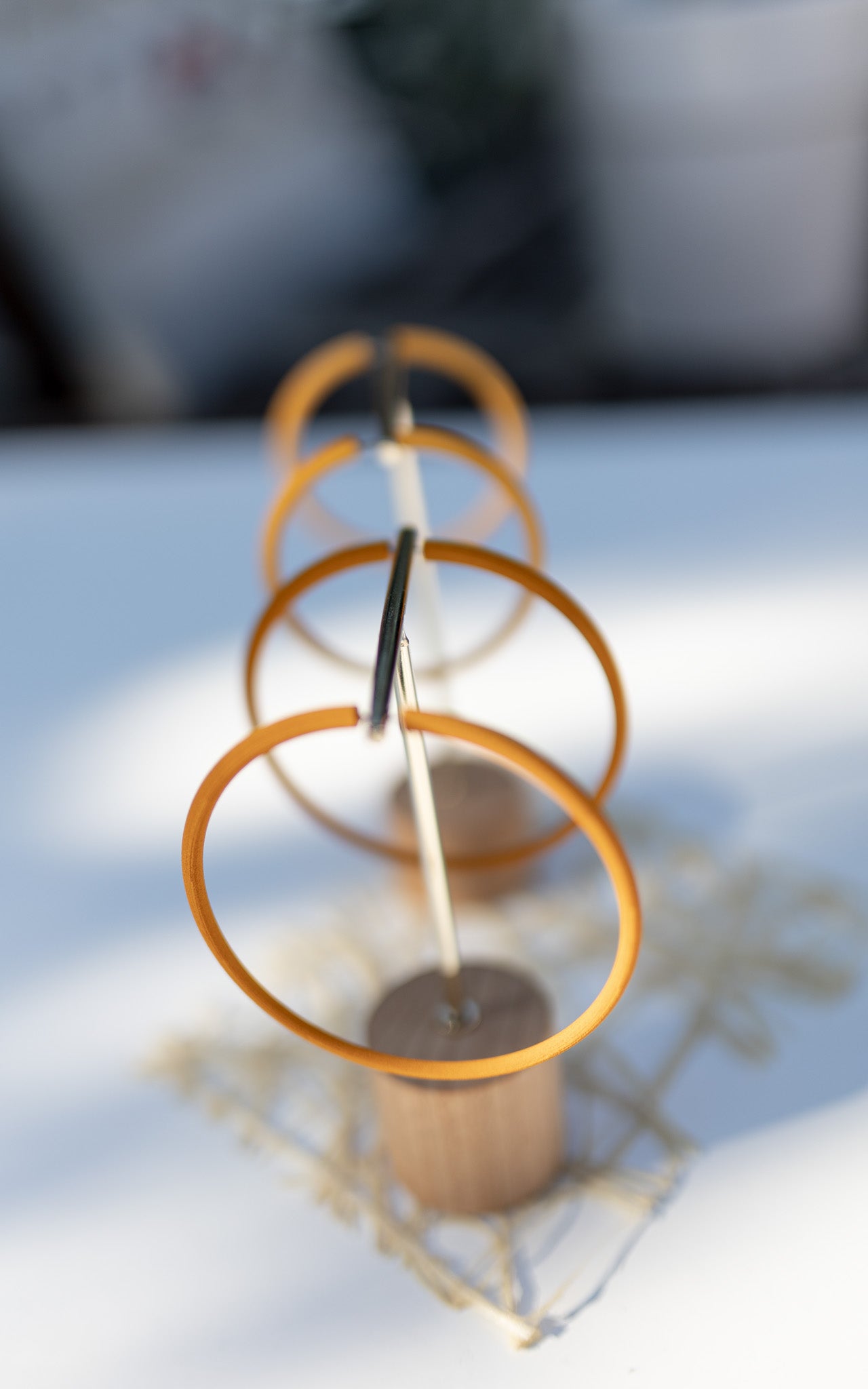 Les anneaux Atlas 8 cm. Bijoux 3D sur support a bijoux. Couleur moutarde