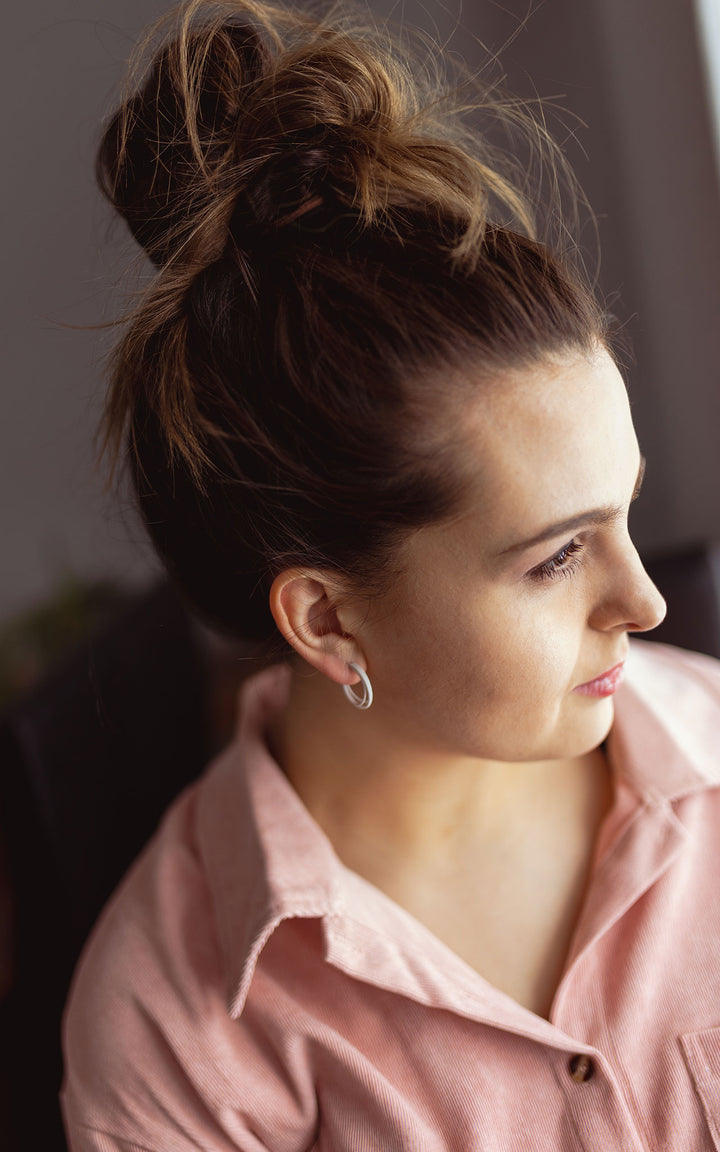 Jeune femme portant les petits anneaux d&
